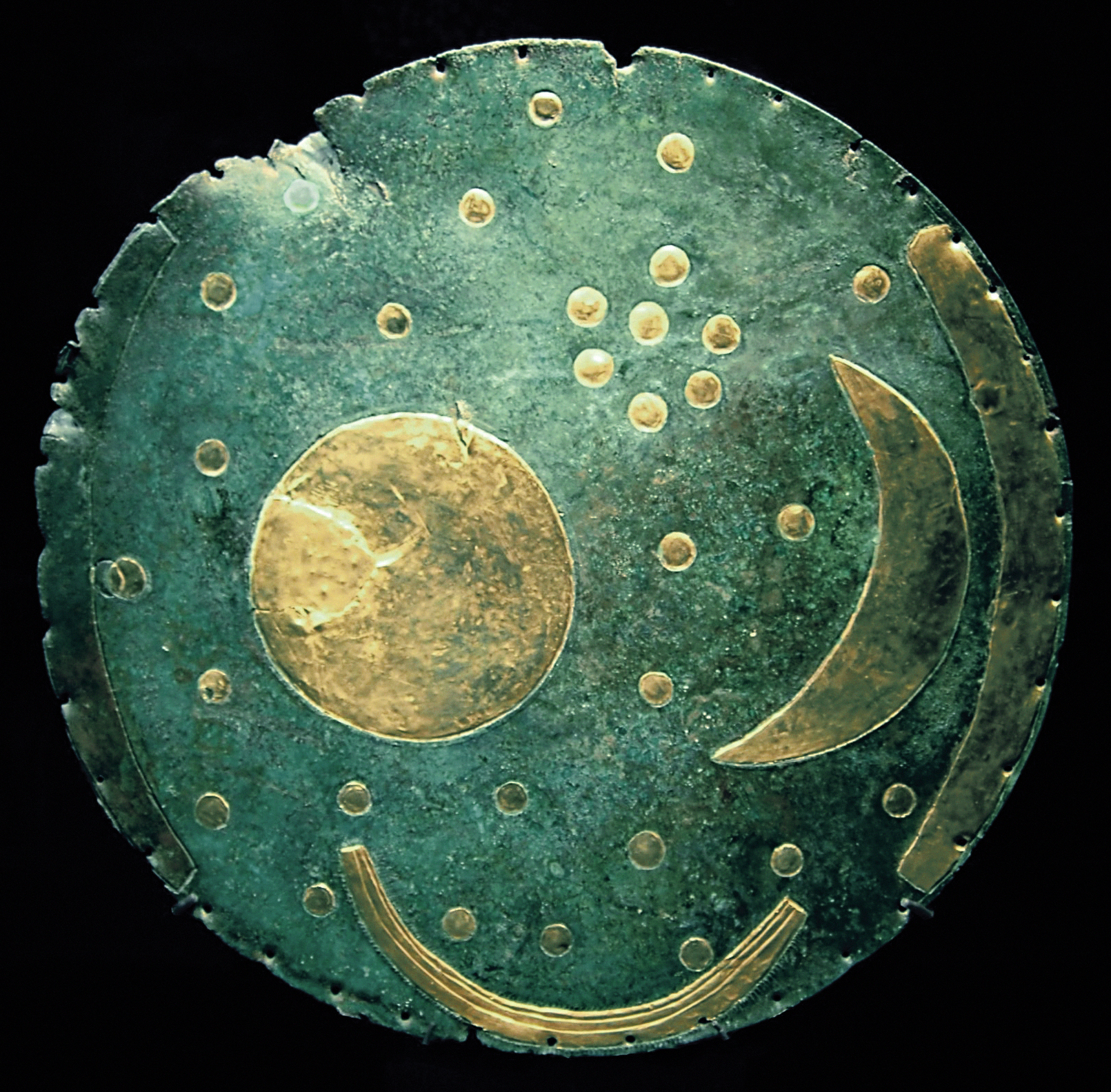 KI generiert: Das Bild zeigt die Himmelsscheibe von Nebra, ein antikes Artefakt mit astronomischen Darstellungen aus Gold auf einer bronzenen Scheibe. Sie enthält Symbole, die die Sonne, den Mond und Sterne darstellen.