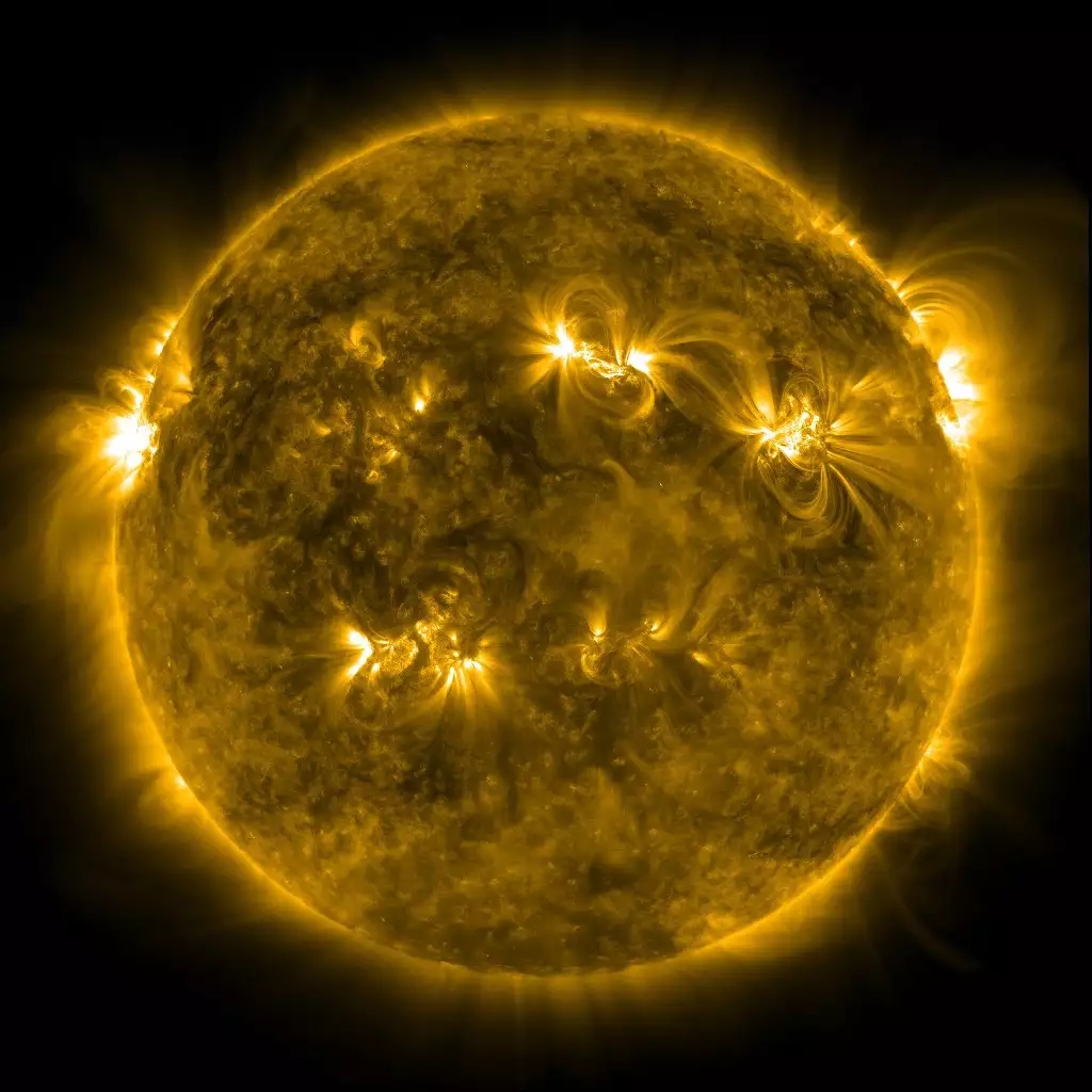 KI generiert: Das Bild zeigt die Sonne mit sichtbaren Sonnenflecken und Plasmaströmen, in intensiven Gelbtönen dargestellt. Der Hauptinhalt sind die aktiven Regionen und die komplexen Muster auf der Sonnenoberfläche.