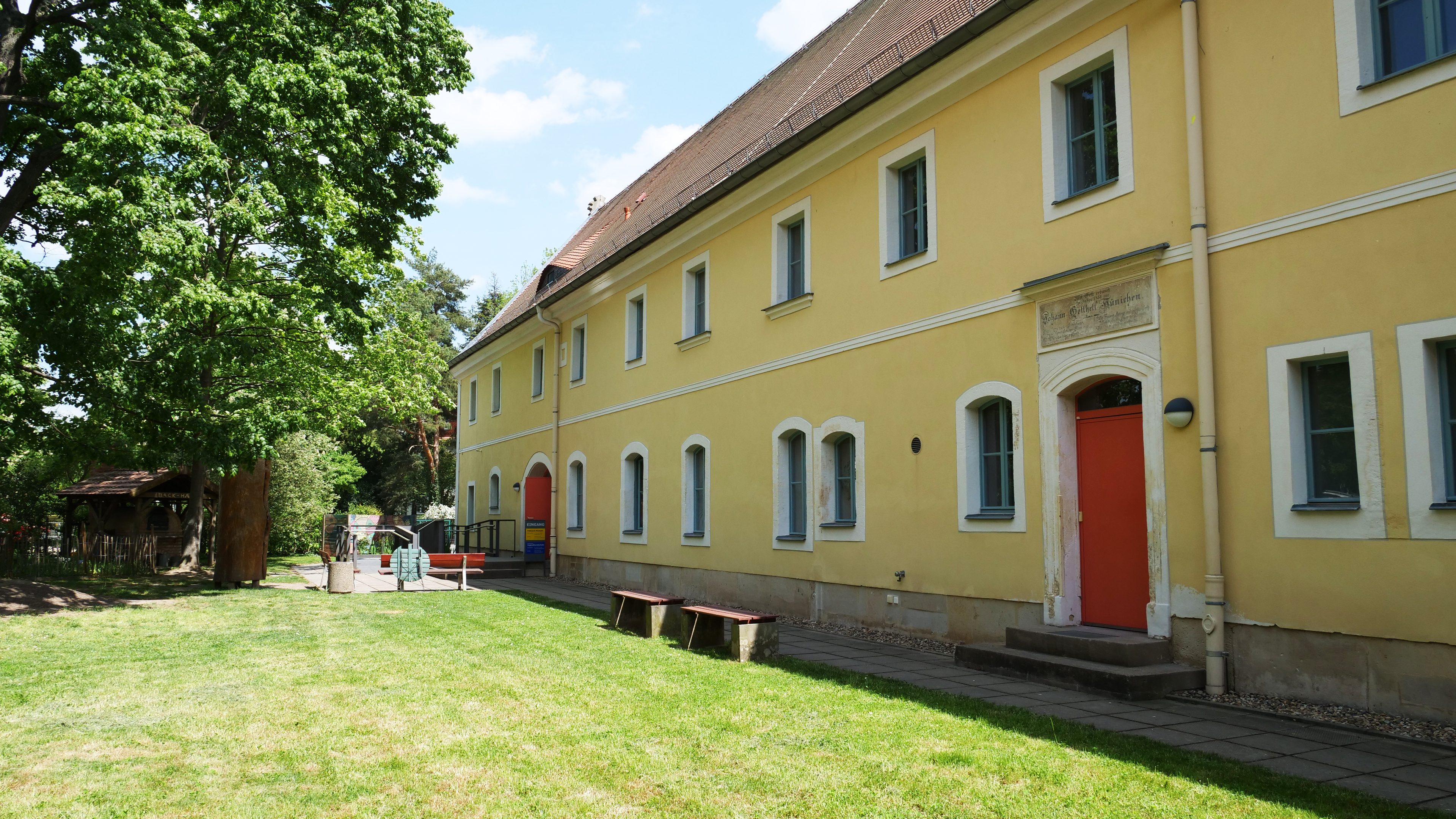 Außenansicht des Museumsgebäudes bei Sonnenschein im Sommer..