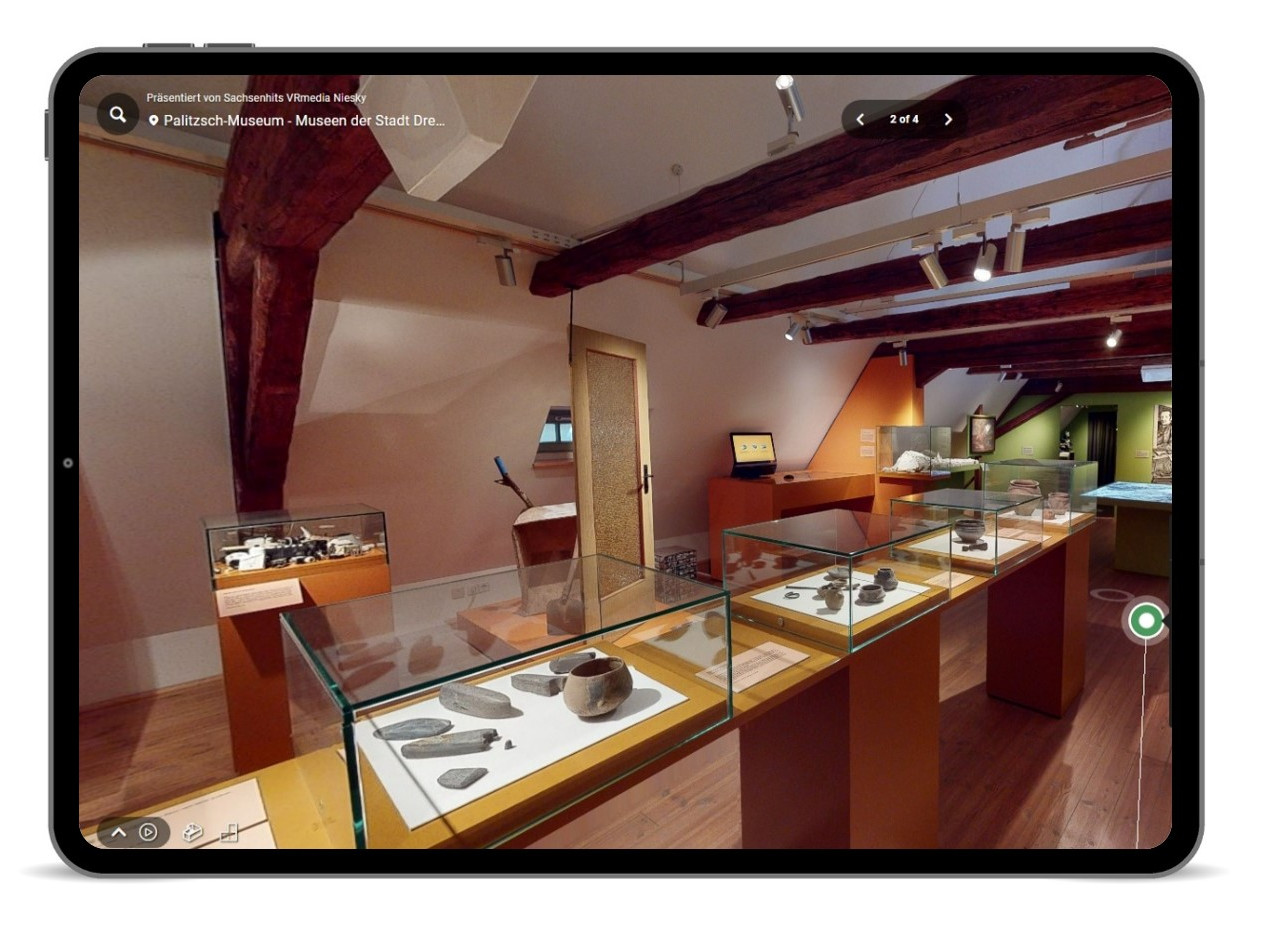 KI generiert: Das Bild zeigt einen Ausstellungsraum im Palitzsch-Museum in Dresden, der verschiedene Artefakte in Glasvitrinen präsentiert. Der Raum hat eine rustikale Deckenstruktur mit sichtbaren Holzbalken und ist gut beleuchtet.